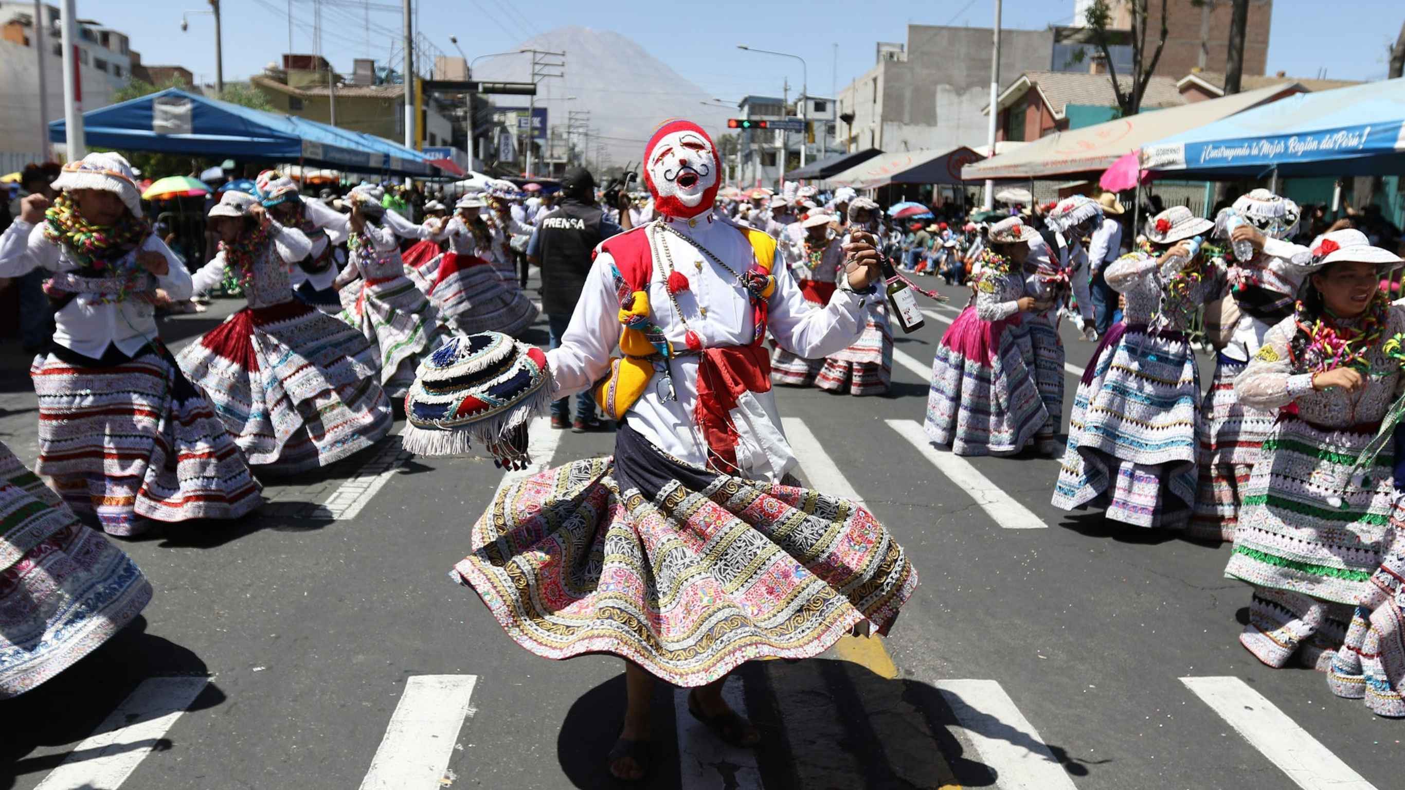 Pasacalle de Arequipa calienta motores entre danzas y dudas